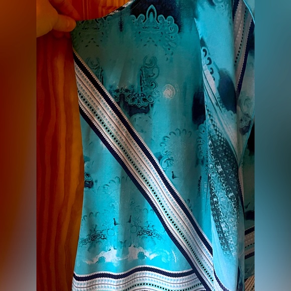 Sleeveless Top with Attached Sheer V Shape Covering - Picture 4 of 8